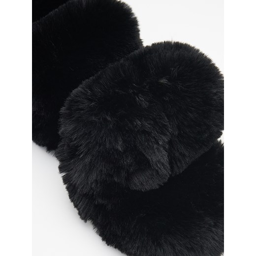 Reserved - Szal z imitacji futra - czarny Reserved ONE SIZE promocyjna cena Reserved