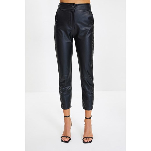 trendyol Spodnie w kolorze czarnym ze sklepu Limango Polska w kategorii Spodnie damskie - zdjęcie 167760558
