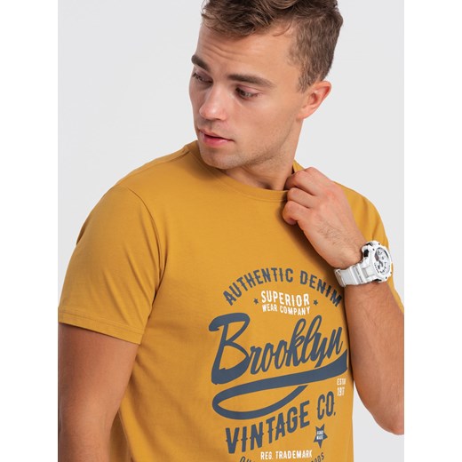 T-shirt męski bawełniany z nadrukiem collegowym - musztardowy V1 OM-TSPT-0168 ze sklepu ombre w kategorii T-shirty męskie - zdjęcie 167788388