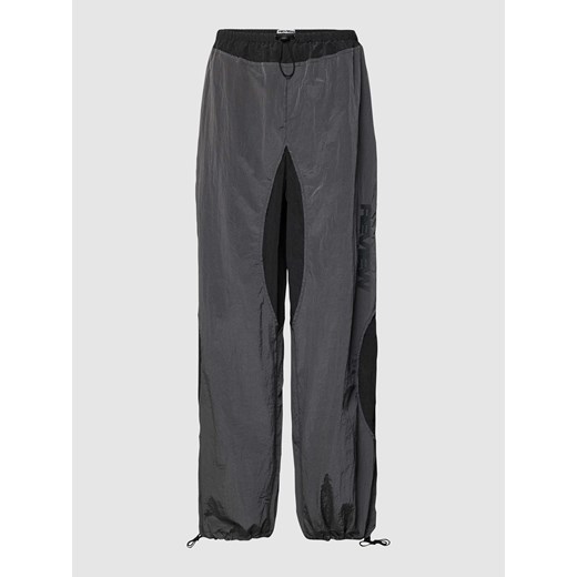 Spodnie dresowe w stylu parachute z dwukolorowego nylonu ze sklepu Peek&Cloppenburg  w kategorii Spodnie damskie - zdjęcie 167850815