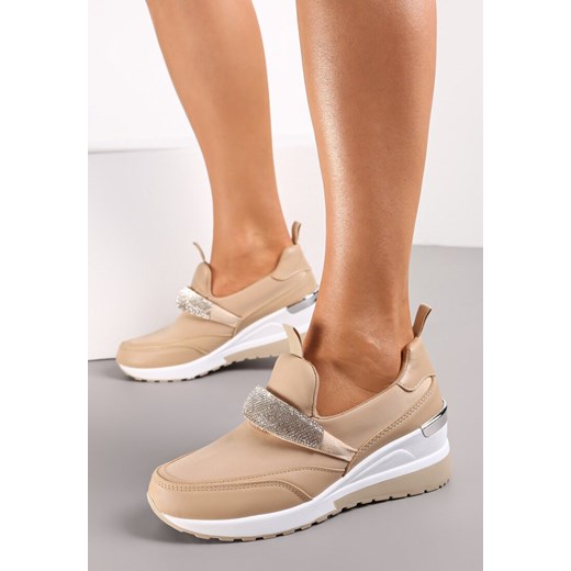Ciemnobeżowe Wsuwane Sneakersy na Niskim Koturnie z Ozdobnym Paskiem z Przodu Renee 39 renee.pl wyprzedaż