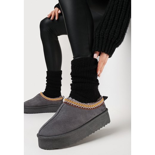 Szare Kapcie na Platformie Ocieplane Futerkiem i Zdobione Przeszyciami Twaria - id: 293854 - marki born2be - 168156489 Szare Kapcie na Platformie Ocieplane Futerkiem i Zdobione Przeszyciami Twaria ze sklepu born2be.pl w kategorii Kapcie damskie - zdjęcie 168156489