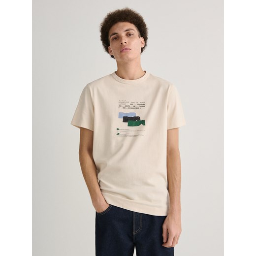 Reserved - T-shirt regular fit z nadrukiem - beżowy ze sklepu Reserved w kategorii T-shirty męskie - zdjęcie 168174209