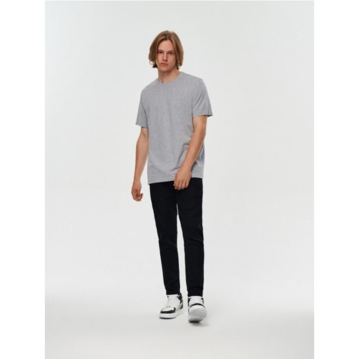 Czarne jeansy carrot fit z kieszeniami chino House 30/32 House