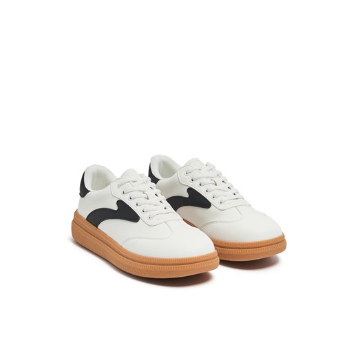Cropp - Białe sneakersy z czarnymi panelami - biały ze sklepu Cropp w kategorii Buty sportowe damskie - zdjęcie 168245866