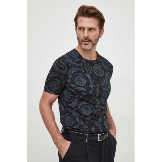 Versace t-shirt męski kolor czarny wzorzysty 1000959 1A00515 ze sklepu ANSWEAR.com w kategorii T-shirty męskie - zdjęcie 168246239