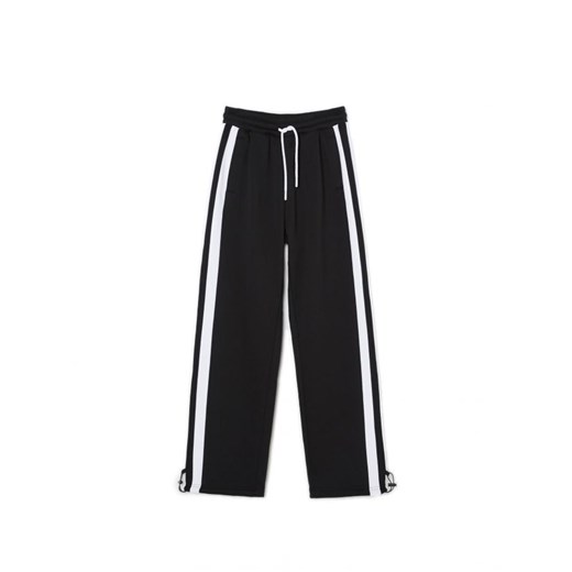 Cropp - Dresowe spodnie z lampasami - czarny ze sklepu Cropp w kategorii Spodnie damskie - zdjęcie 168254115