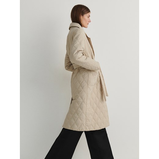 Reserved - Pikowany płaszcz z paskiem - beżowy ze sklepu Reserved w kategorii Płaszcze damskie - zdjęcie 168270608