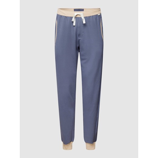 Spodnie dresowe z detalami w kontrastowym kolorze ze sklepu Peek&Cloppenburg  w kategorii Spodnie męskie - zdjęcie 168327257