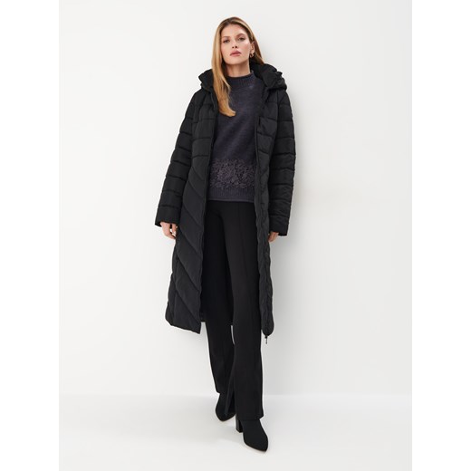 Mohito - Czarny pikowany płaszcz z paskiem - czarny ze sklepu Mohito w kategorii Płaszcze damskie - zdjęcie 168348909