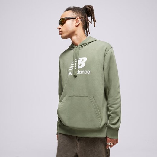 NEW BALANCE BLUZA Z KAPTUREM ESSENTIALS STACKED ze sklepu Sizeer w kategorii Bluzy męskie - zdjęcie 168367786