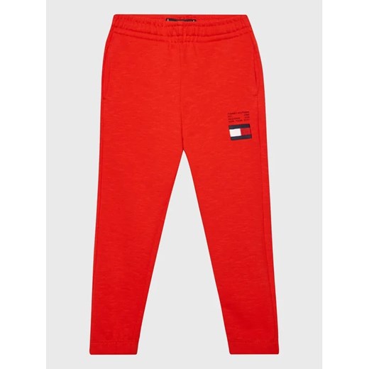 Tommy Hilfiger Spodnie dresowe Flag KB0KB07978 D Czerwony Regular Fit ze sklepu MODIVO w kategorii Spodnie chłopięce - zdjęcie 168380799