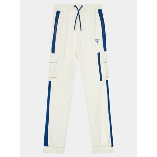 Guess Spodnie dresowe L4RQ14 KB212 Biały Relaxed Fit ze sklepu MODIVO w kategorii Spodnie chłopięce - zdjęcie 168402829