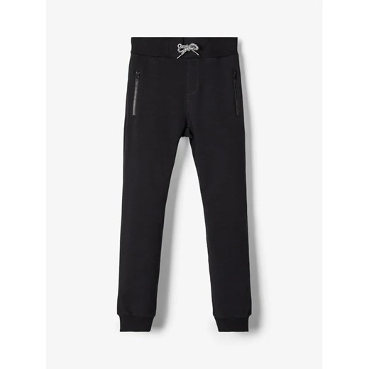 NAME IT Spodnie dresowe 13147424 Czarny Regular Fit ze sklepu MODIVO w kategorii Spodnie chłopięce - zdjęcie 168412565