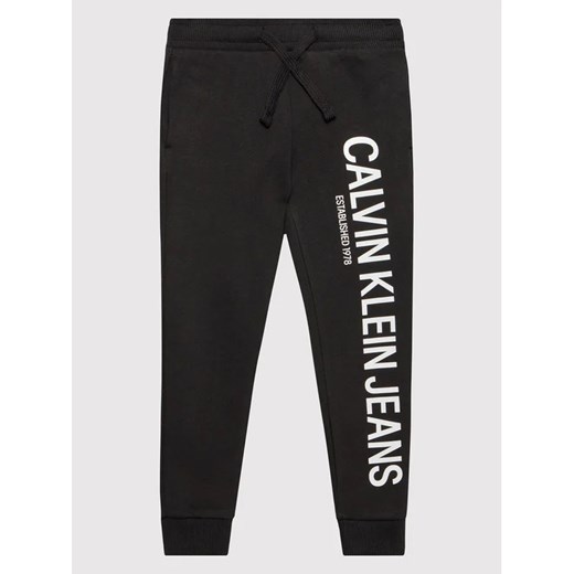 Calvin Klein Jeans Spodnie dresowe Hero Logo IB0IB01150 Czarny Regular Fit 10Y wyprzedaż MODIVO