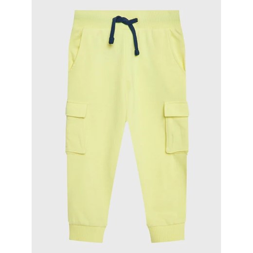 Guess Spodnie dresowe N3GQ11 KA6R0 Żółty Relaxed Fit ze sklepu MODIVO w kategorii Spodnie dziewczęce - zdjęcie 168447617