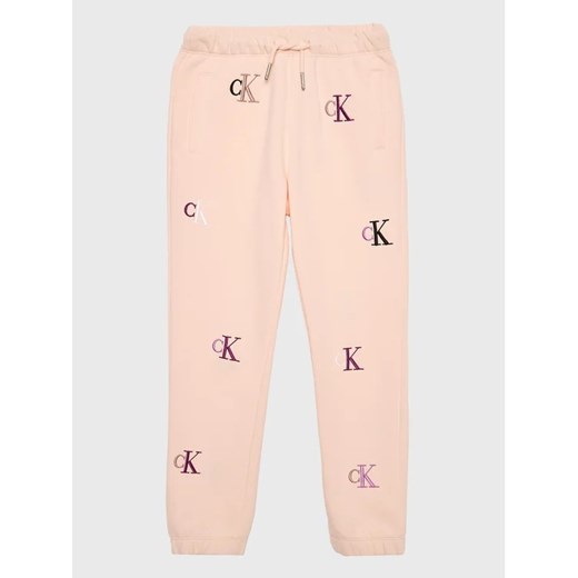 Calvin Klein Jeans Spodnie dresowe Monogram IG0IG01906 Różowy Regular Fit ze sklepu MODIVO w kategorii Spodnie dziewczęce - zdjęcie 168465228