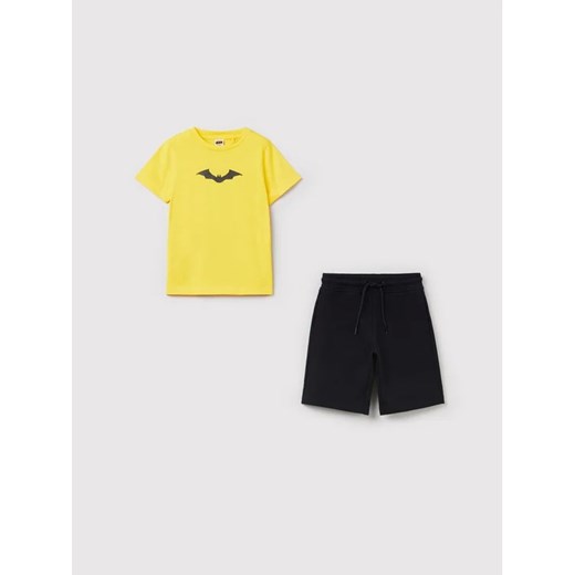 OVS Komplet t-shirt i szorty sportowe BATMAN 1437986 Żółty Regular Fit ze sklepu MODIVO w kategorii Komplety chłopięce - zdjęcie 168483485