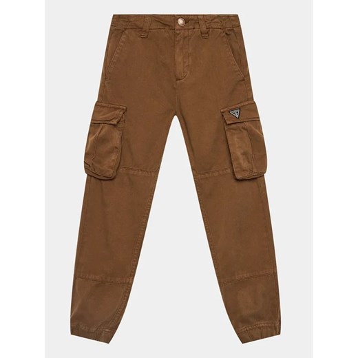 Guess Spodnie materiałowe L3BB02 WE1L0 Brązowy Regular Fit ze sklepu MODIVO w kategorii Spodnie chłopięce - zdjęcie 168494387