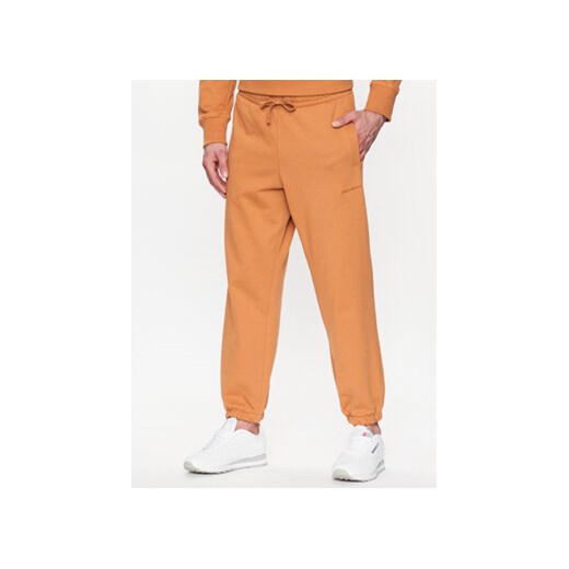 New Balance Spodnie dresowe MP23551 Pomarańczowy Relaxed Fit ze sklepu MODIVO w kategorii Spodnie męskie - zdjęcie 168513578