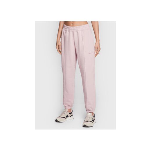 New Balance Spodnie dresowe Athletics Nature WP23553 Różowy Relaxed Fit ze sklepu MODIVO w kategorii Spodnie damskie - zdjęcie 168517337