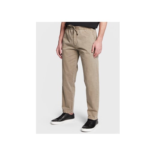 Hugo Spodnie materiałowe Gyte221D 50468324 Beżowy Slim Fit ze sklepu MODIVO w kategorii Spodnie męskie - zdjęcie 168519799