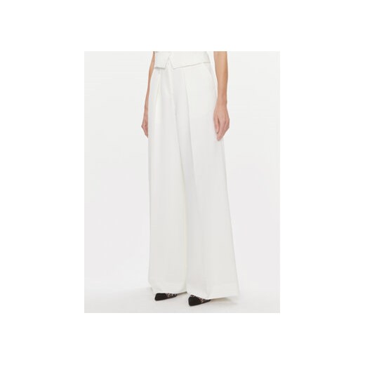 KARL LAGERFELD Spodnie materiałowe 240W1006 Biały Relaxed Fit ze sklepu MODIVO w kategorii Spodnie damskie - zdjęcie 168523105
