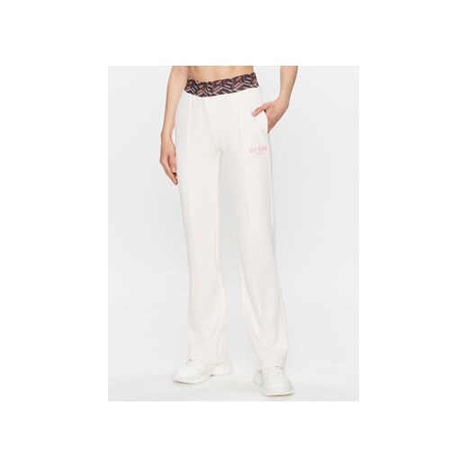 Guess Spodnie dresowe V3YB06 KB212 Biały Regular Fit ze sklepu MODIVO w kategorii Spodnie damskie - zdjęcie 168533437