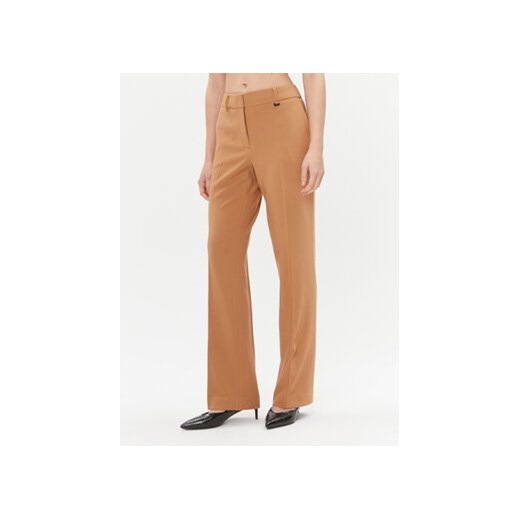 DKNY Spodnie materiałowe UG3PX097 Brązowy Regular Fit ze sklepu MODIVO w kategorii Spodnie damskie - zdjęcie 168534306