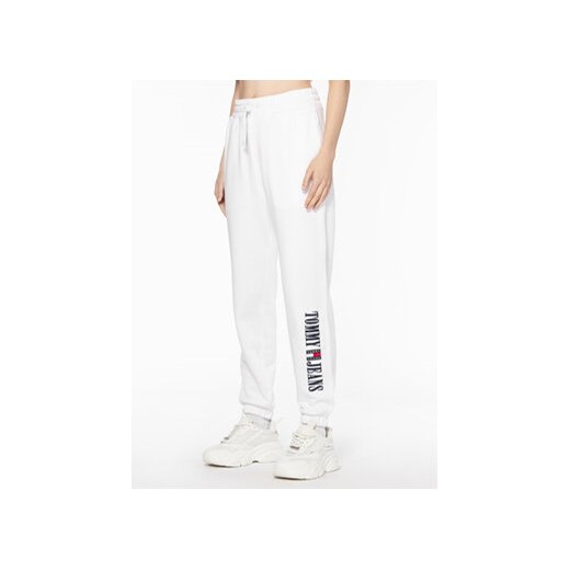 Tommy Jeans Spodnie dresowe DW0DW15370 Biały Loose Fit ze sklepu MODIVO w kategorii Spodnie damskie - zdjęcie 168534398