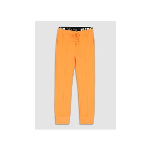 Coccodrillo Spodnie dresowe WC3120101DRJ Pomarańczowy Regular Fit ze sklepu MODIVO w kategorii Spodnie chłopięce - zdjęcie 168538466