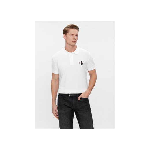 Calvin Klein Jeans Polo J30J323395 Biały Regular Fit ze sklepu MODIVO w kategorii T-shirty męskie - zdjęcie 168540319