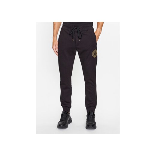 Versace Jeans Couture Spodnie dresowe 75GAAT06 Czarny Regular Fit ze sklepu MODIVO w kategorii Spodnie męskie - zdjęcie 168542885