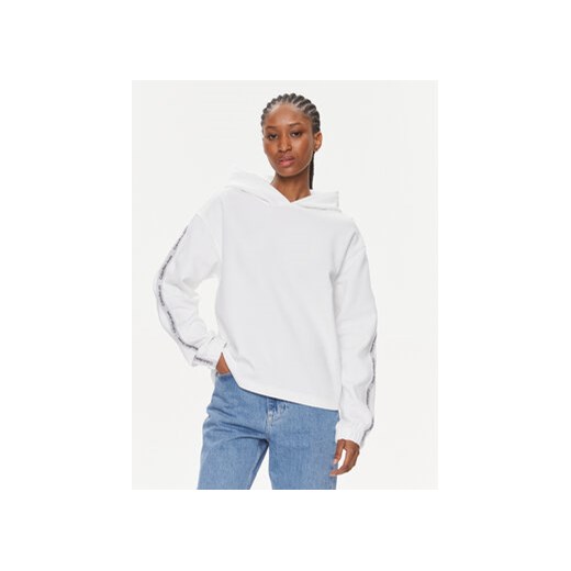 Calvin Klein Jeans Bluza Logo Elastic Hoodie J20J223078 Biały Regular Fit ze sklepu MODIVO w kategorii Bluzy damskie - zdjęcie 168544305