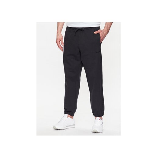 New Balance Spodnie dresowe MP23551 Czarny Relaxed Fit ze sklepu MODIVO w kategorii Spodnie męskie - zdjęcie 168555308