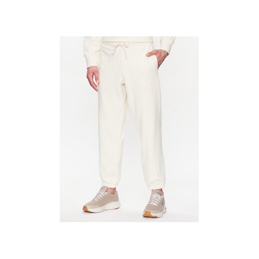 New Balance Spodnie dresowe MP23551 Écru Relaxed Fit ze sklepu MODIVO w kategorii Spodnie męskie - zdjęcie 168557806