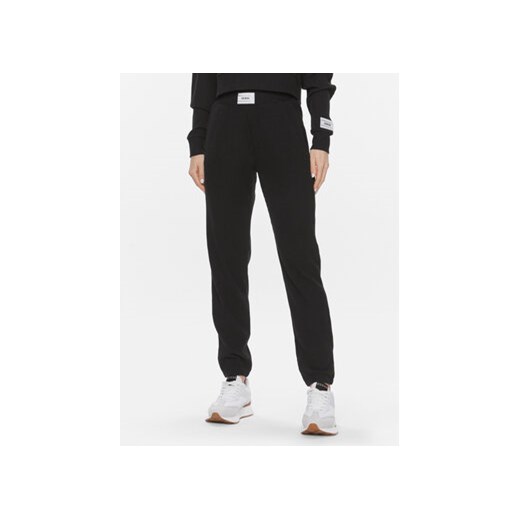 Guess Spodnie dresowe Aislin V4RB01 KC2T0 Czarny Regular Fit ze sklepu MODIVO w kategorii Spodnie damskie - zdjęcie 168558265