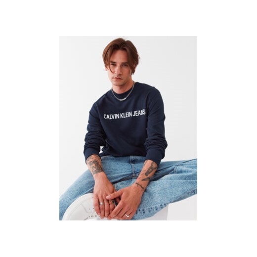 Calvin Klein Jeans Bluza J30J307757402 Granatowy Regular Fit ze sklepu MODIVO w kategorii Bluzy męskie - zdjęcie 168561275