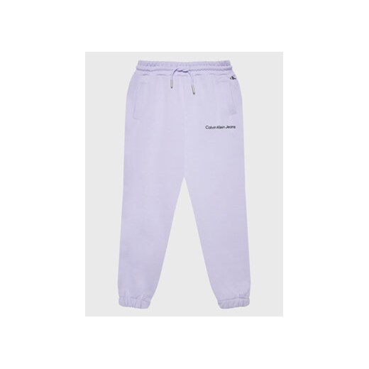 Calvin Klein Jeans Spodnie dresowe Logo IG0IG01509 Fioletowy Relaxed Fit ze sklepu MODIVO w kategorii Spodnie dziewczęce - zdjęcie 168568165