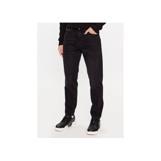 Calvin Klein Jeans Jeansy J30J323358 Czarny Tapered Fit ze sklepu MODIVO w kategorii Jeansy męskie - zdjęcie 168568585