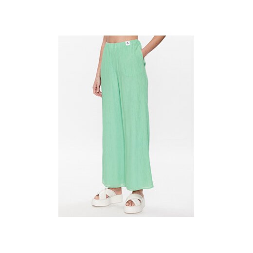 Calvin Klein Jeans Spodnie materiałowe J20J221075 Zielony Relaxed Fit ze sklepu MODIVO w kategorii Spodnie damskie - zdjęcie 168569357