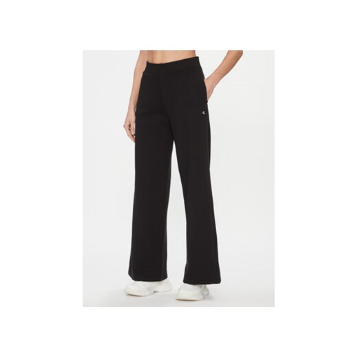 Calvin Klein Jeans Spodnie dresowe Ck Embro Badge Knit Pant J20J222597 Czarny Regular Fit ze sklepu MODIVO w kategorii Spodnie damskie - zdjęcie 168574375