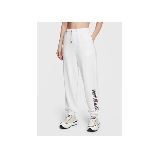 Tommy Jeans Spodnie dresowe Archive DW0DW14994 Biały Relaxed Fit ze sklepu MODIVO w kategorii Spodnie damskie - zdjęcie 168575525