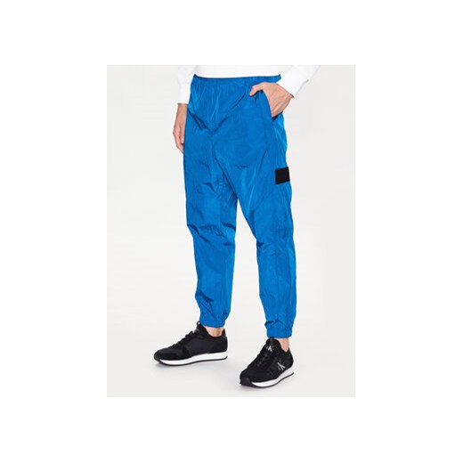 Calvin Klein Jeans Spodnie dresowe J30J322924 Granatowy Relaxed Fit ze sklepu MODIVO w kategorii Spodnie męskie - zdjęcie 168575856