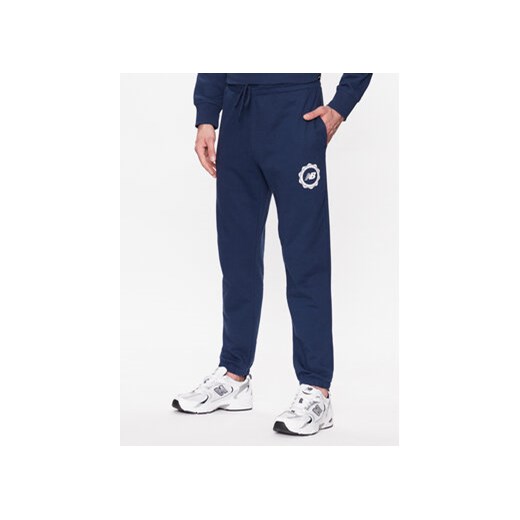 New Balance Spodnie dresowe MP31902 Granatowy Regular Fit ze sklepu MODIVO w kategorii Spodnie męskie - zdjęcie 168578617