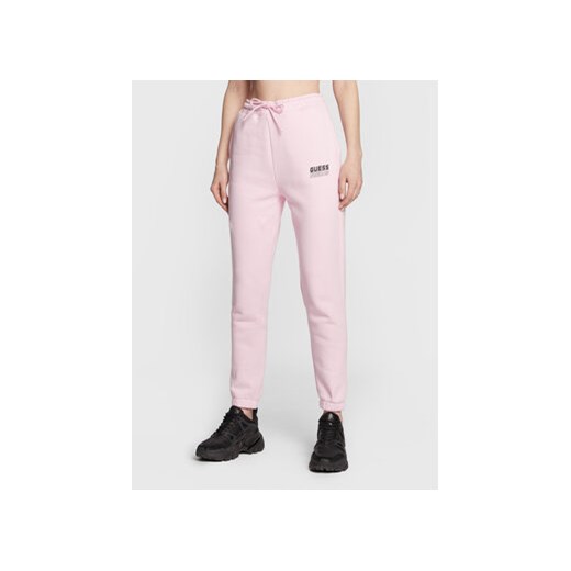 Guess Spodnie dresowe V2BB18 K9V34 Różowy Regular Fit ze sklepu MODIVO w kategorii Spodnie damskie - zdjęcie 168581318