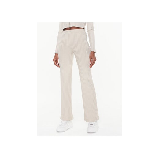 Calvin Klein Jeans Spodnie materiałowe J20J220678 Beżowy Flare Fit ze sklepu MODIVO w kategorii Spodnie damskie - zdjęcie 168582415