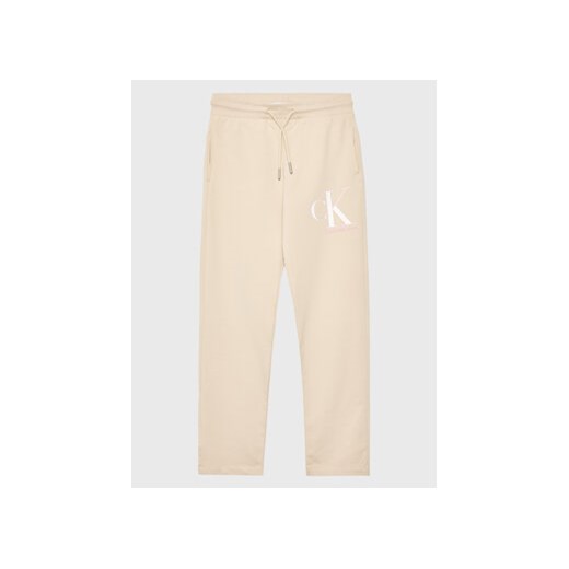 Calvin Klein Jeans Spodnie dresowe Monogram IG0IG01985 Beżowy Regular Fit ze sklepu MODIVO w kategorii Spodnie dziewczęce - zdjęcie 168583669