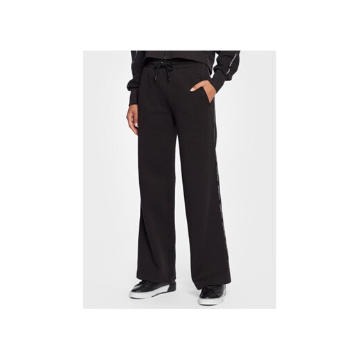 Calvin Klein Jeans Spodnie dresowe J20J220962 Czarny Regular Fit ze sklepu MODIVO w kategorii Spodnie damskie - zdjęcie 168584719