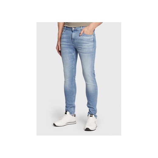 Guess Jeansy Chris M2YA27 D4Q43 Niebieski Super Skinny Fit ze sklepu MODIVO w kategorii Jeansy męskie - zdjęcie 168587515